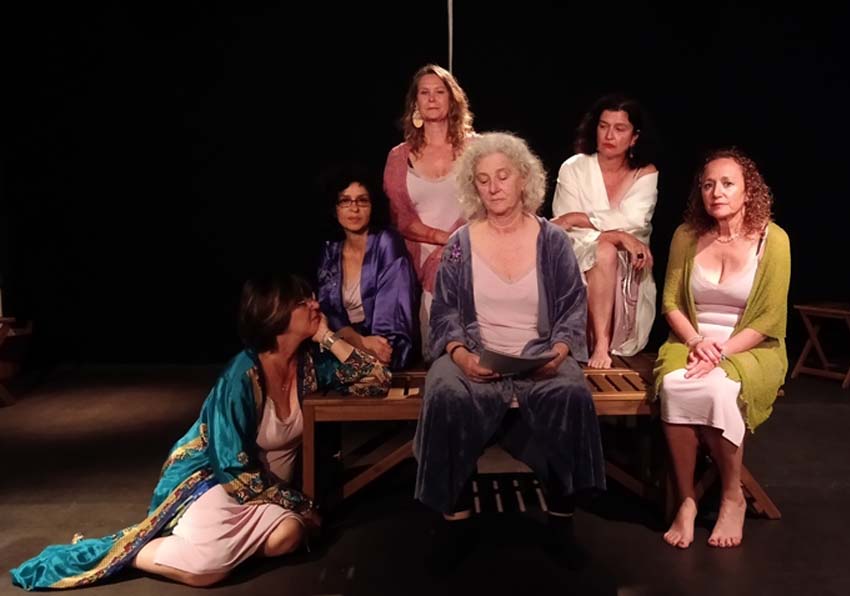 Sis dones en un escenari